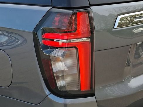 Used 2021 Chevrolet Suburban LT image 12