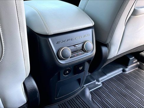 Certified 2025 Ford Explorer Platinum w/ LUX Leather Package AWD/4WD image 34