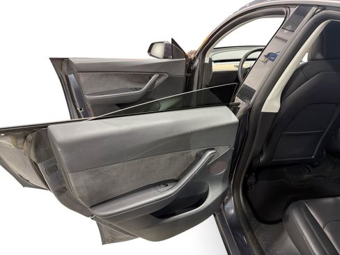 Certified 2022 Tesla Model Y Long Range AWD/4WD image 10