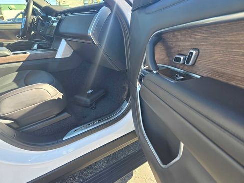 New 2025 Land Rover Range Rover SE image 10