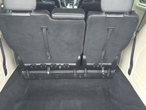 Used 2015 Chrysler Town & Country Touring FWD image 10