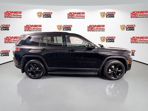 Used 2023 Jeep Grand Cherokee Altitude image 16