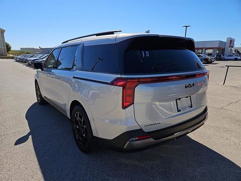 Used 2025 Kia Carnival SX w/ SX Dark Edition Package image 3