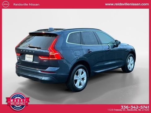 Used 2022 Volvo XC60 B5 Momentum image 6