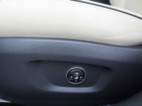 Used 2016 Hyundai Equus Signature image 22