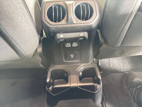 Used 2025 Jeep Wrangler Unlimited Sahara AWD/4WD image 22