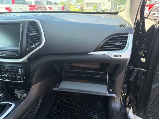 Used 2018 Jeep Cherokee Latitude Plus w/ Cold Weather Group AWD/4WD image 34
