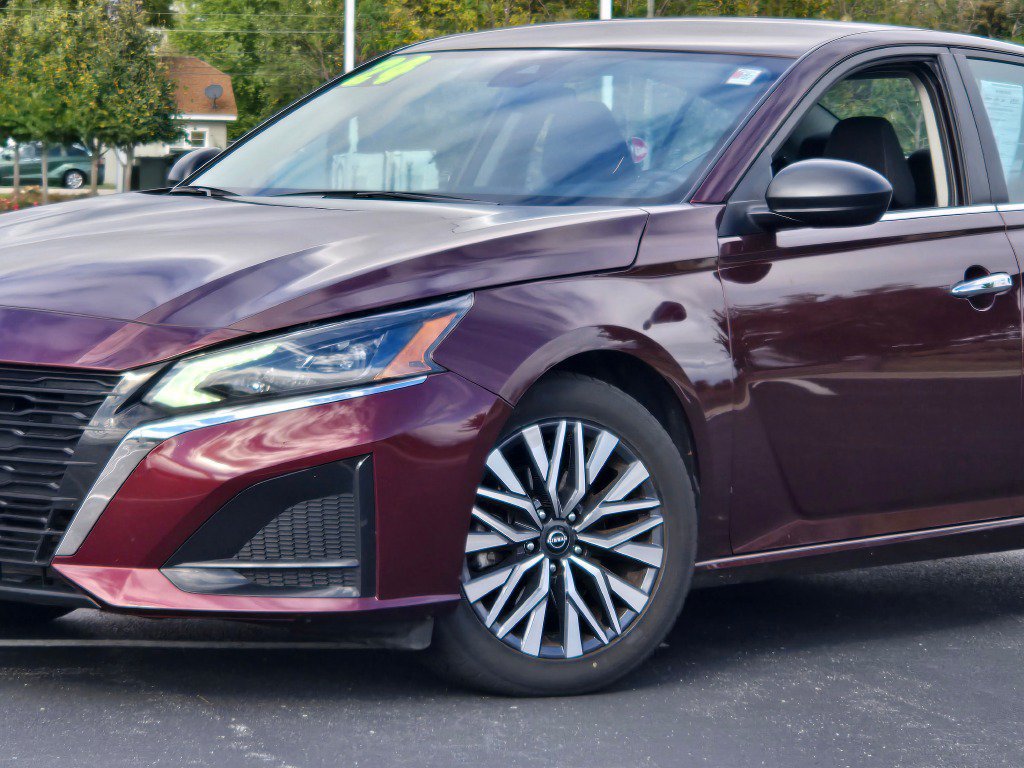 Used 2024 Nissan Altima 2.5 SV FWD image 2