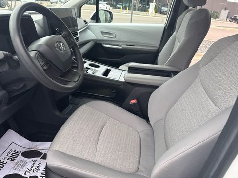 Certified 2025 Toyota Sienna LE w/ LE Plus Package image 7