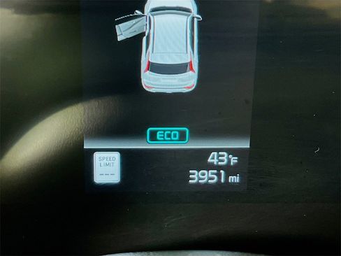 Used 2025 Kia Niro EX image 12