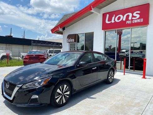 Used 2021 Nissan Altima 2.5 SV FWD image 2