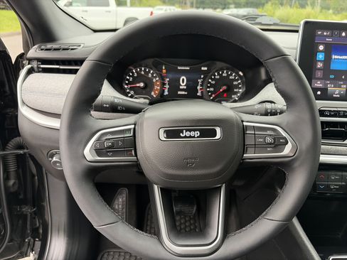 Certified 2023 Jeep Compass Latitude w/ Convenience Group AWD/4WD image 17