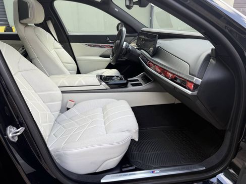 Used 2023 BMW 760i xDrive AWD/4WD image 18