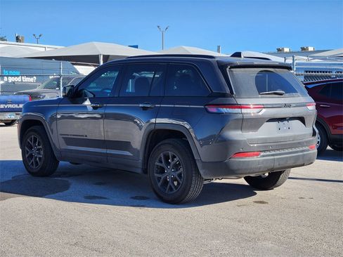 Used 2025 Jeep Grand Cherokee Altitude image 3