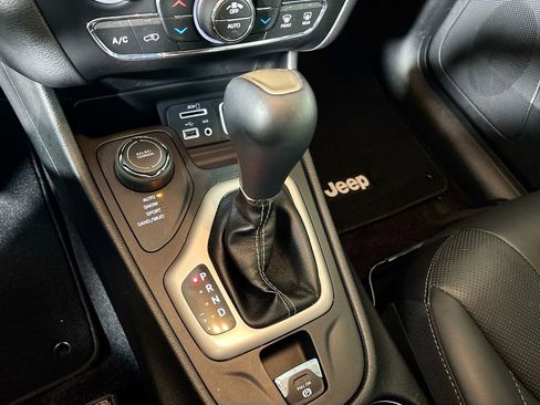 Used 2018 Jeep Cherokee Limited w/ Luxury Group image 18