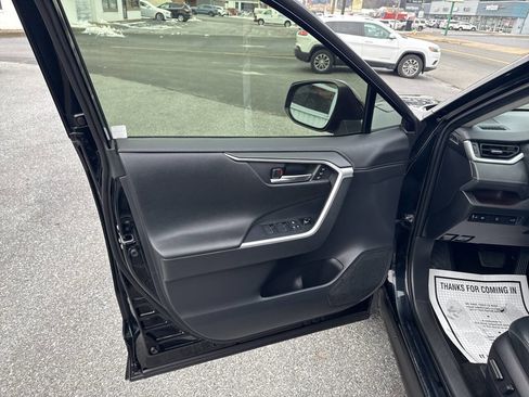 Used 2019 Toyota RAV4 Limited w/ Advanced Technology Package image 5