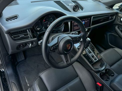 Certified 2025 Porsche Macan AWD/4WD image 3