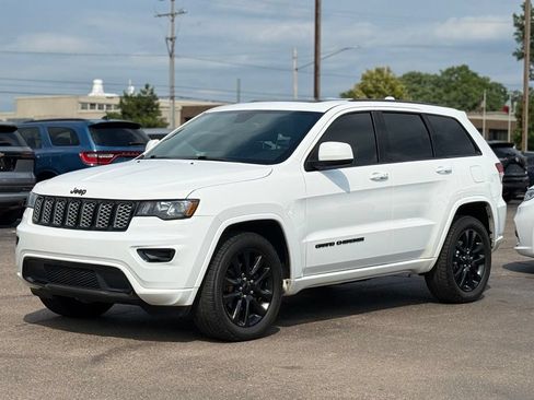 Used 2018 Jeep Grand Cherokee Altitude AWD/4WD image 41