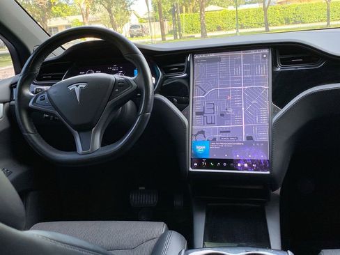 Used 2018 Tesla Model X 75D image 24