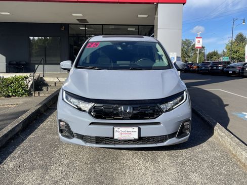Used 2025 Honda Odyssey Touring image 2