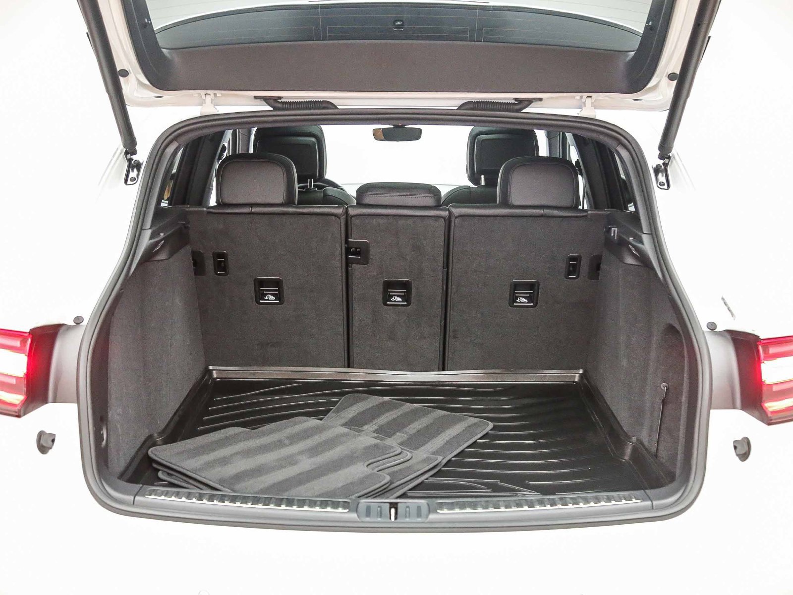 Certified 2023 Porsche Macan AWD/4WD image 31