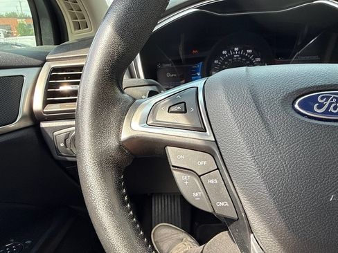 Used 2017 Ford Fusion SE w/ Fusion SE Technology Package FWD image 13