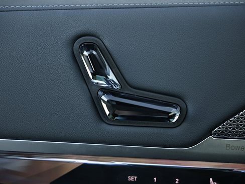 Used 2025 BMW i7 eDrive50 w/ Premium Package image 16