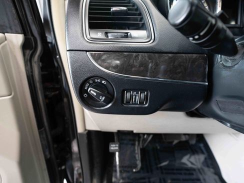 Used 2016 Chrysler Town & Country Touring FWD image 11