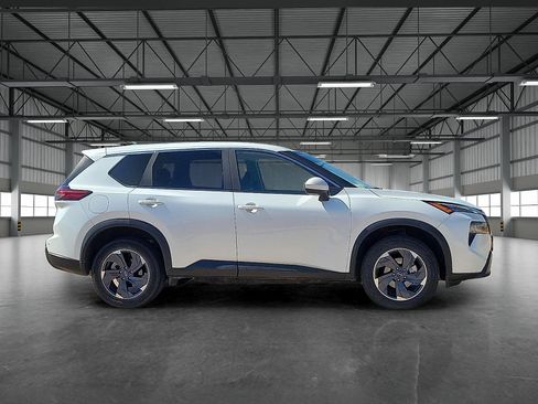 Used 2024 Nissan Rogue SV image 5