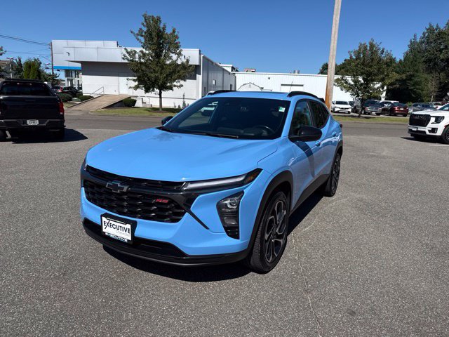Used 2024 Chevrolet Trax RS w/ Sunroof Package FWD image 2