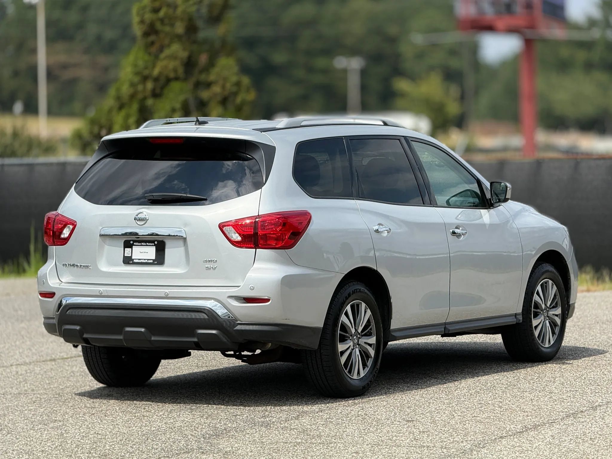 Used 2018 Nissan Pathfinder SV AWD/4WD image 9