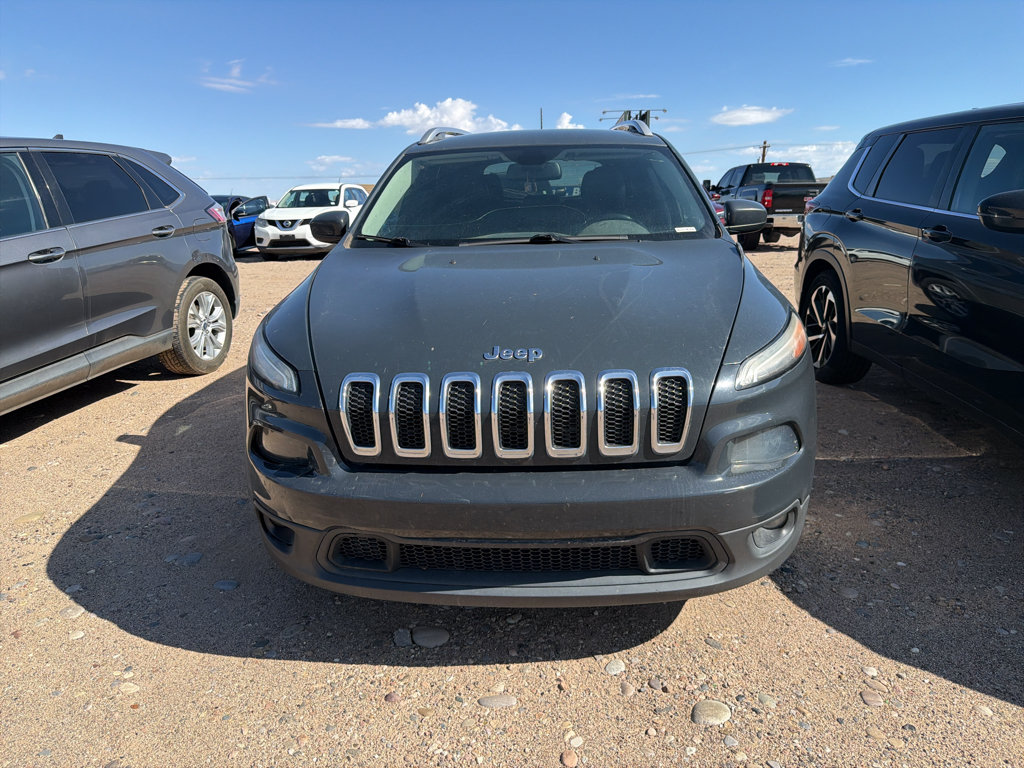 Used 2018 Jeep Cherokee Latitude Plus w/ Trailer Tow Group FWD image 2