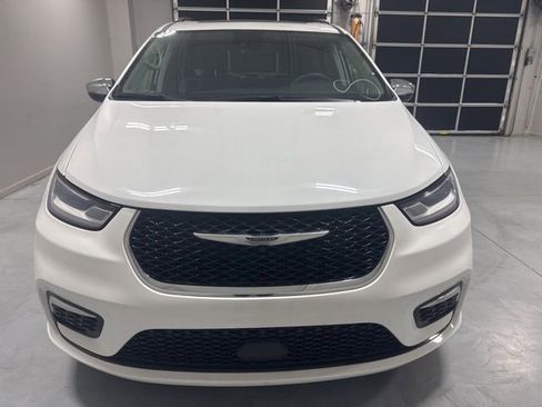 Used 2023 Chrysler Pacifica Limited image 2