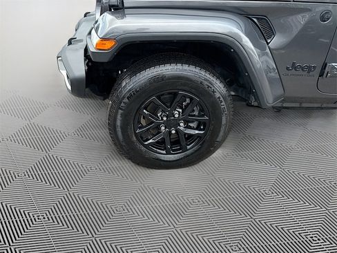 Used 2021 Jeep Gladiator Sport image 10