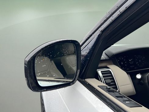 Used 2019 Land Rover Discovery HSE image 25