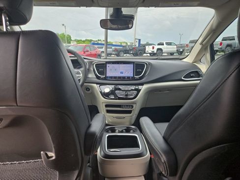 Used 2024 Chrysler Pacifica Touring-L FWD image 13