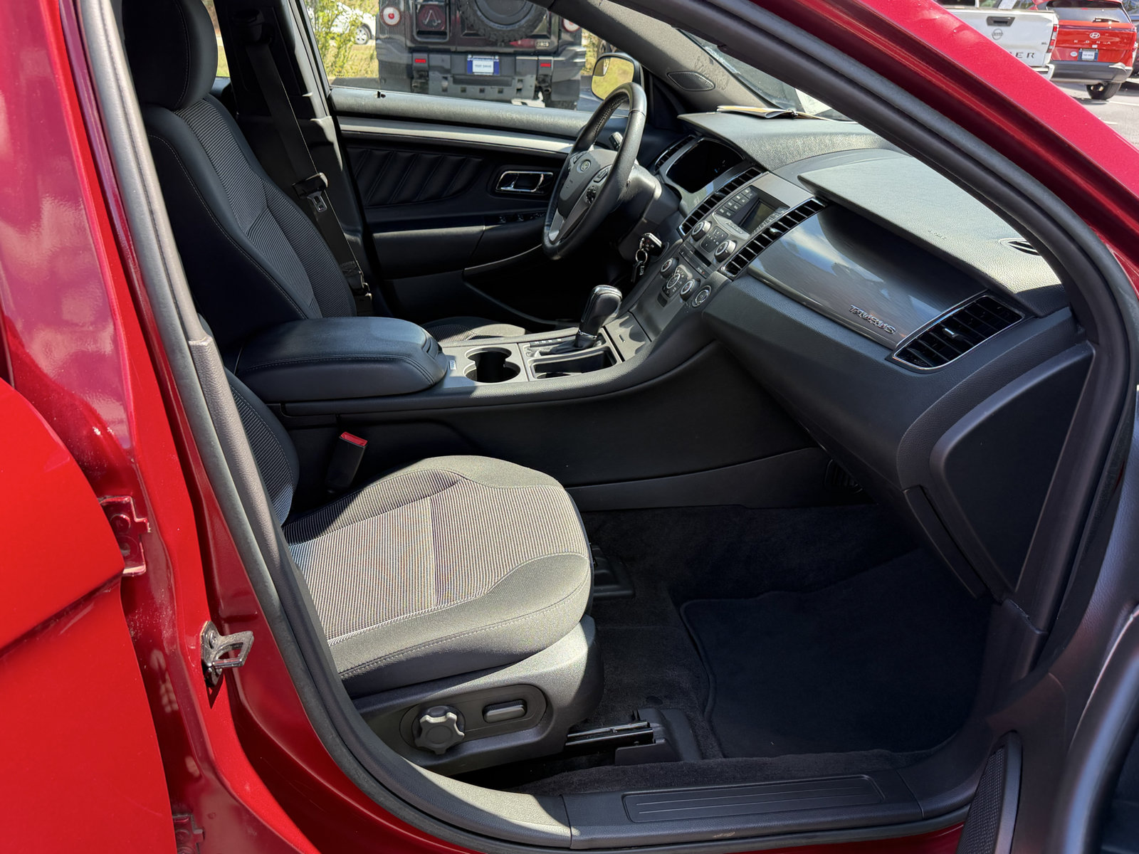 Used 2018 Ford Taurus SEL FWD image 18