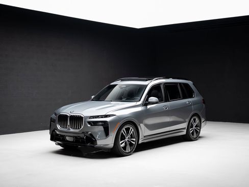 Used 2024 BMW X7 xDrive40i w/ M Sport Package AWD/4WD image 4