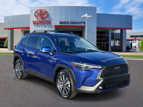 Used 2023 Toyota Corolla Cross XLE w/ Convenience Package image 3