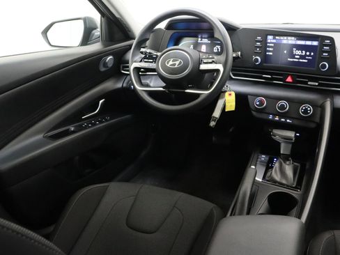 Used 2025 Hyundai Elantra SE image 28