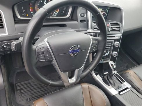 Used 2016 Volvo XC60 T5 Premier w/ Proximity Package image 19