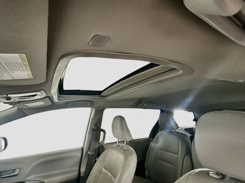 Used 2019 Toyota Sienna XLE FWD image 26