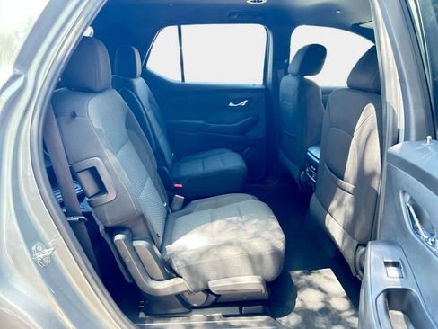 Used 2023 Chevrolet Traverse LT FWD image 13
