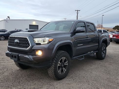 Used 2018 Toyota Tacoma TRD Sport image 2