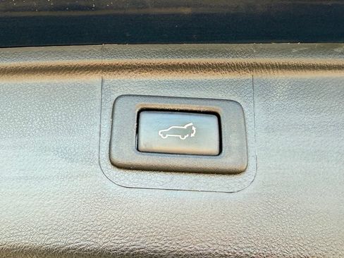 Used 2018 Subaru Outback 3.6R Touring AWD/4WD image 16