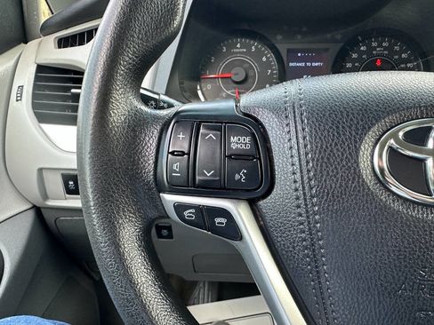 Used 2017 Toyota Sienna LE image 25