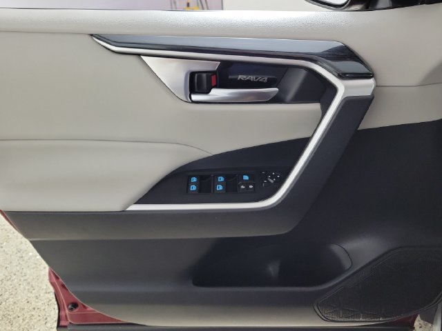 Used 2021 Toyota RAV4 XLE AWD/4WD image 21