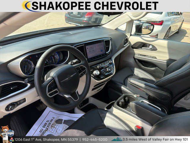 Used 2024 Chrysler Pacifica Touring-L FWD image 6