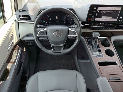 Certified 2021 Toyota Sienna XLE FWD image 15