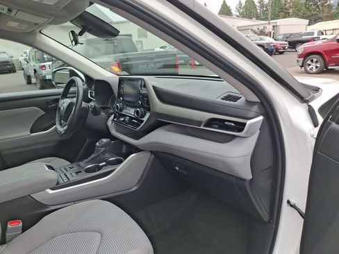 Used 2022 Toyota Highlander LE AWD/4WD image 23
